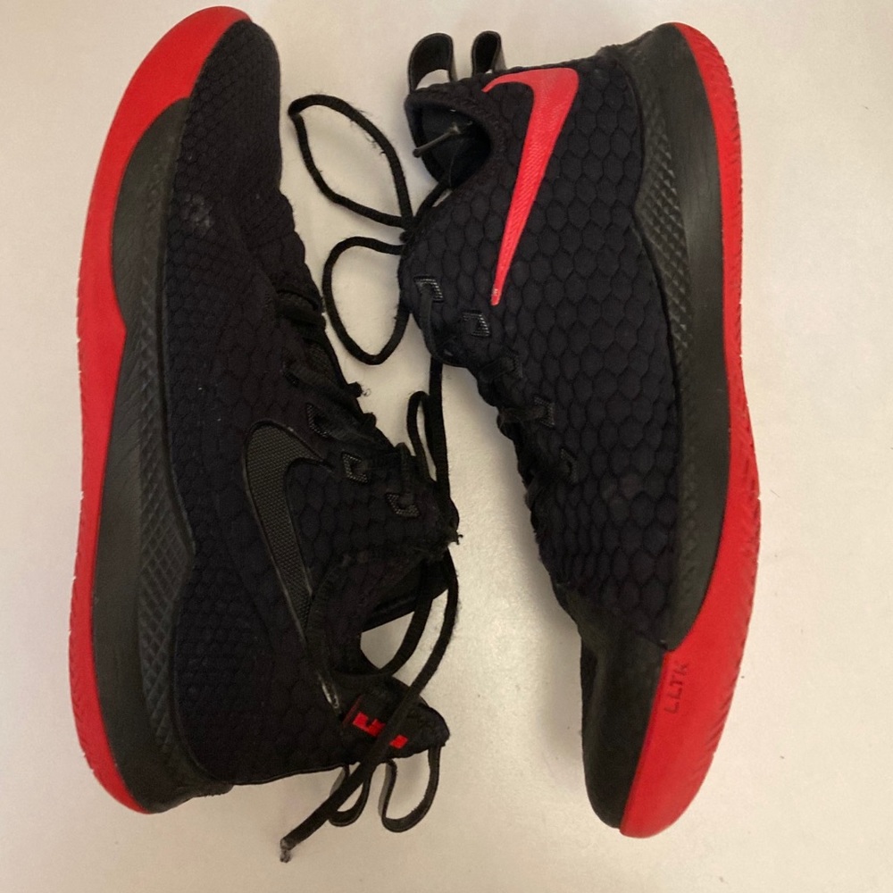 Nike Lebron Witness lll basketball shoe